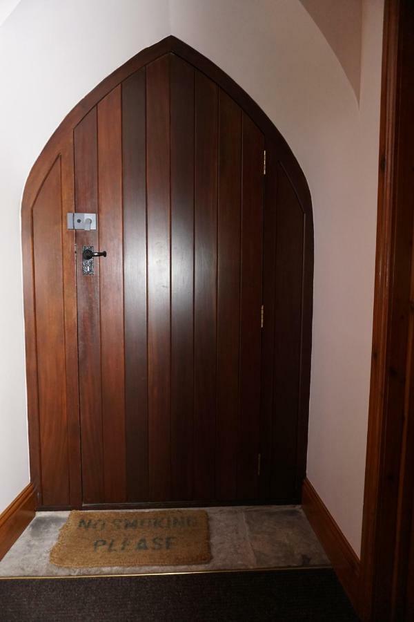 Chapel Croft Guest House Biddulph  ภายนอก รูปภาพ